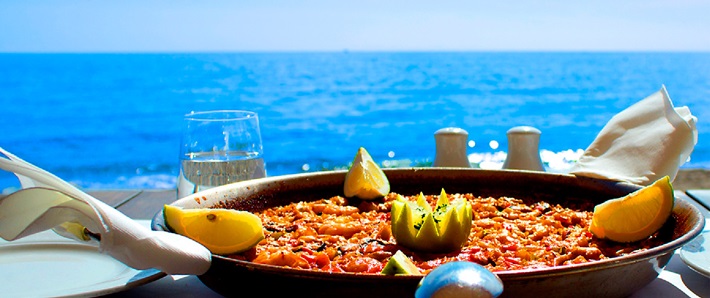 paella al borde del mar