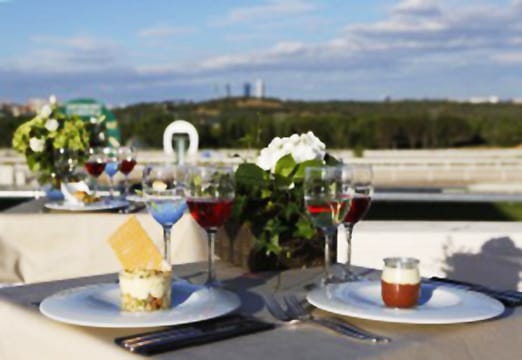 ¿Un plan para este verano? Cenar en el Hipódromo