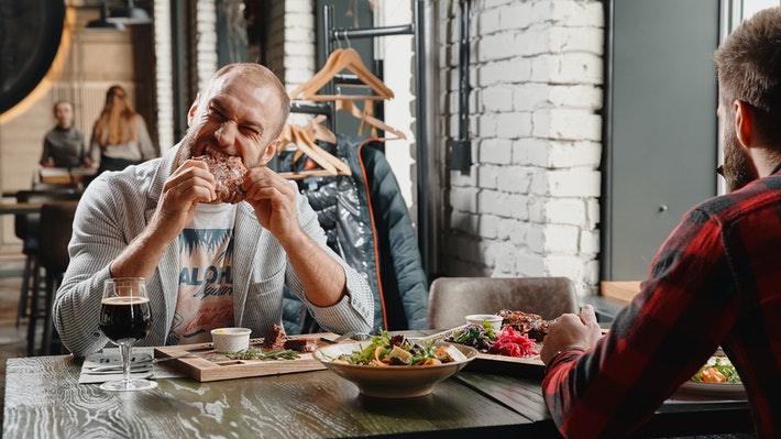 Los clientes regresan a los bares y restaurantes