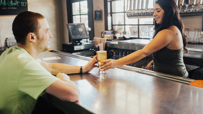 ¿Por qué vamos al bar o al restaurante? 