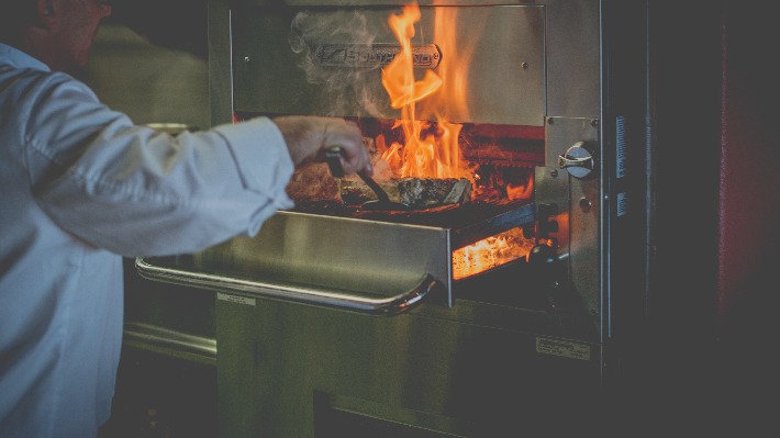 Brunelli´s, el único restaurante de Canarias con un horno que cocina la carne a 800º