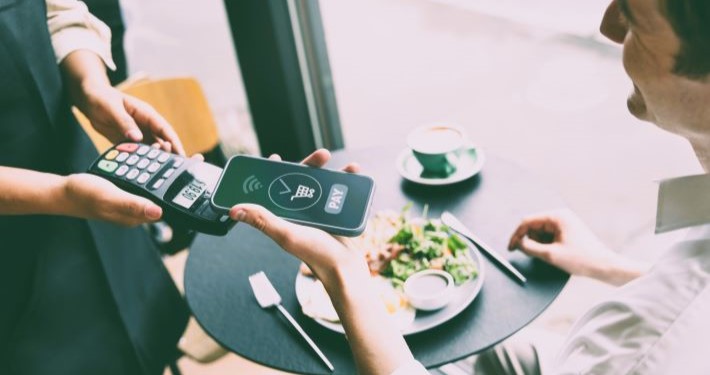 person-paying-using-nfc-technology Estrategias (éticas) para incrementar el ticket