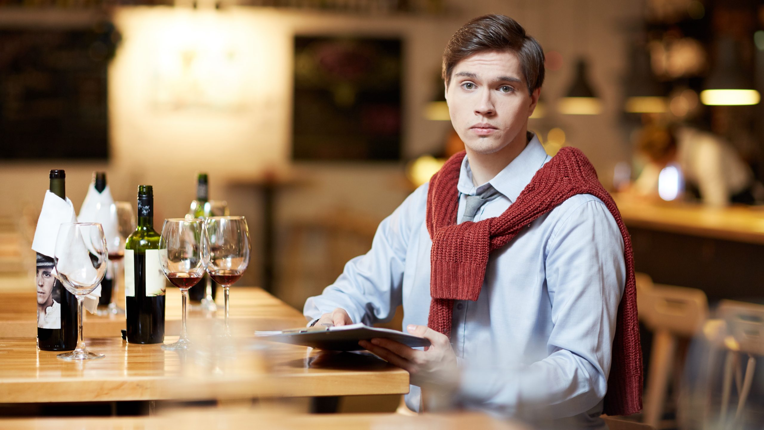 Manual de supervivencia en sala: cómo convertir quejas en propinas (y malas reseñas en halagos)