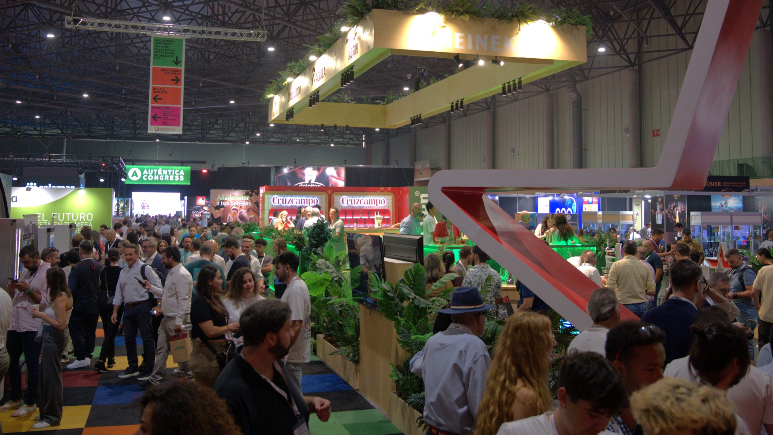 Auténtica 2025: vuelve la feria de referencia para el producto con valores, origen y sostenible Plano abierto de la edición pasada de la feria con gente y stand expositores.