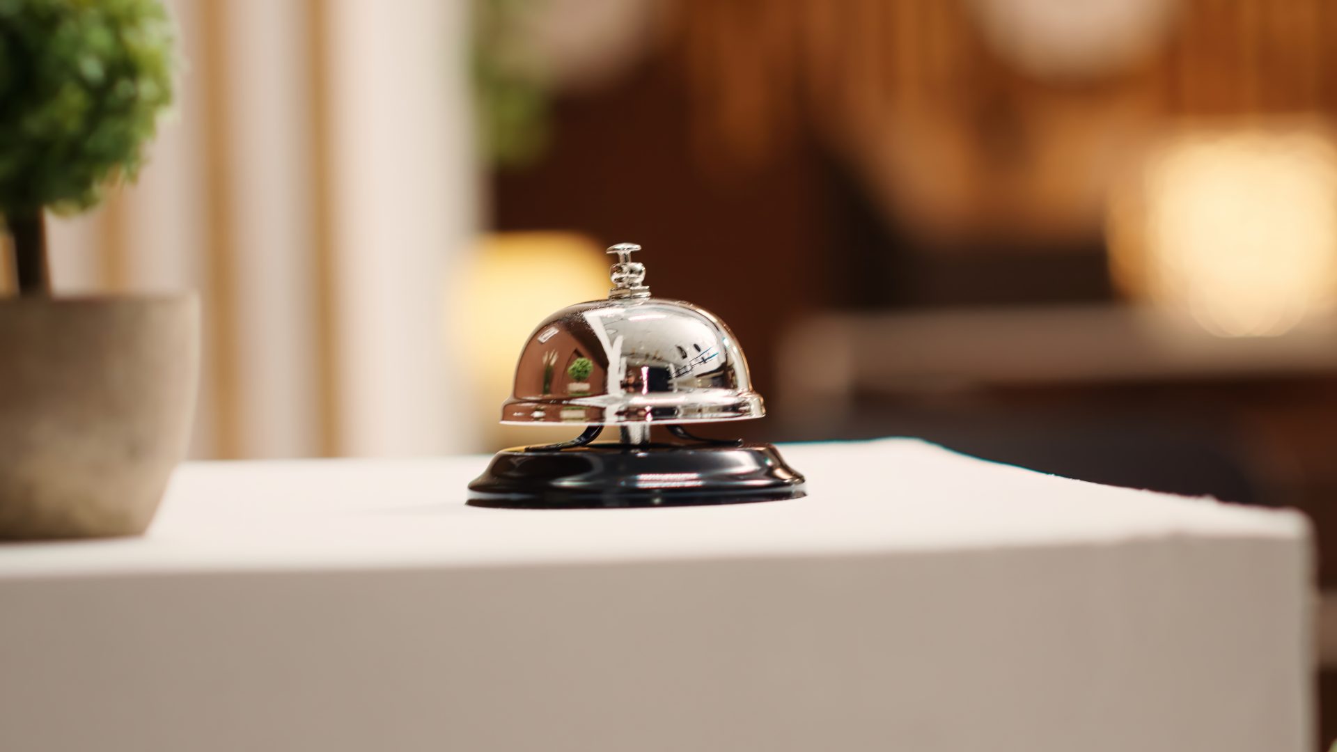 Campaña de conserje de un hotel sobre el mostrador.