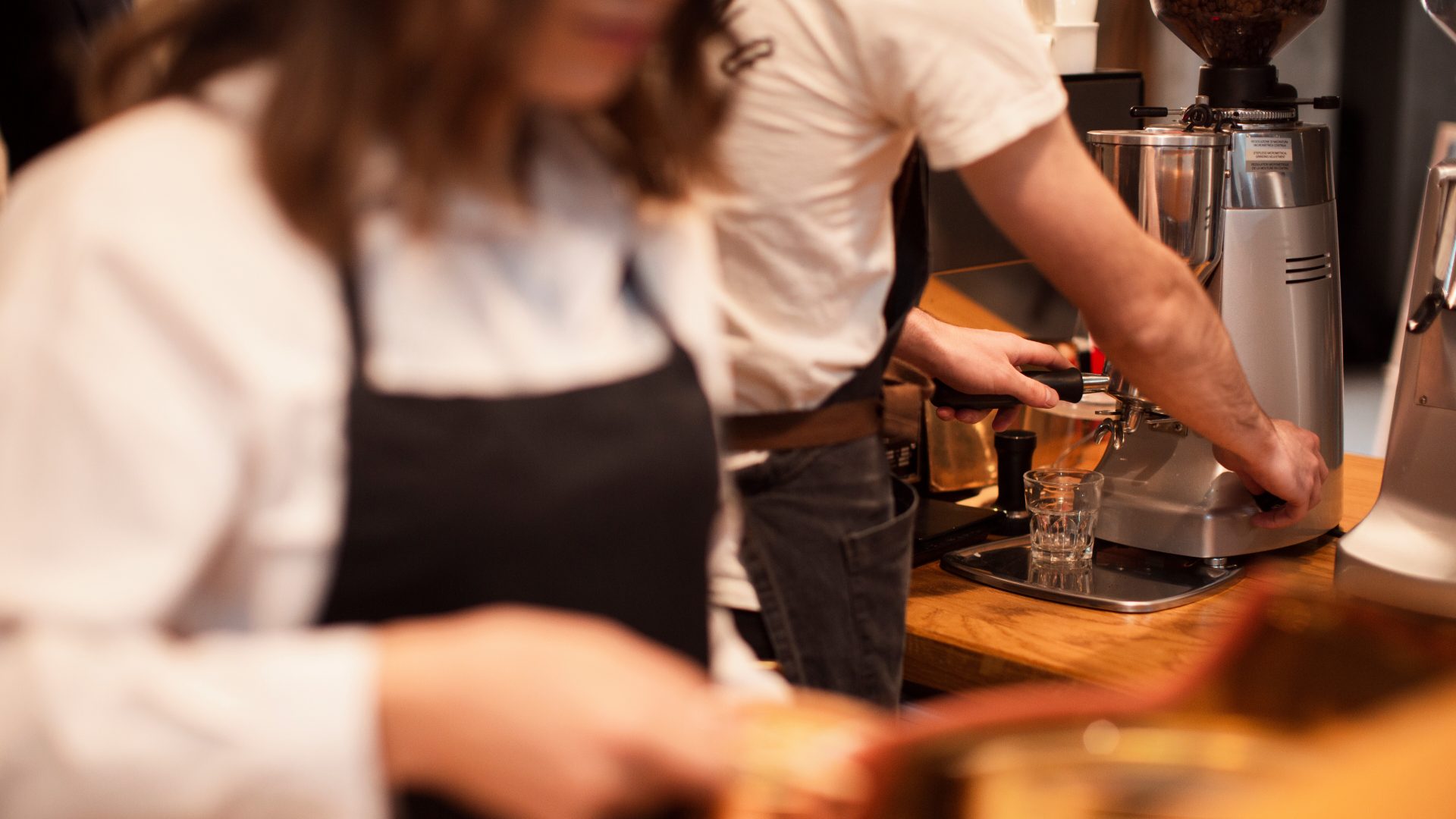 personas trabajando en una cafeteria