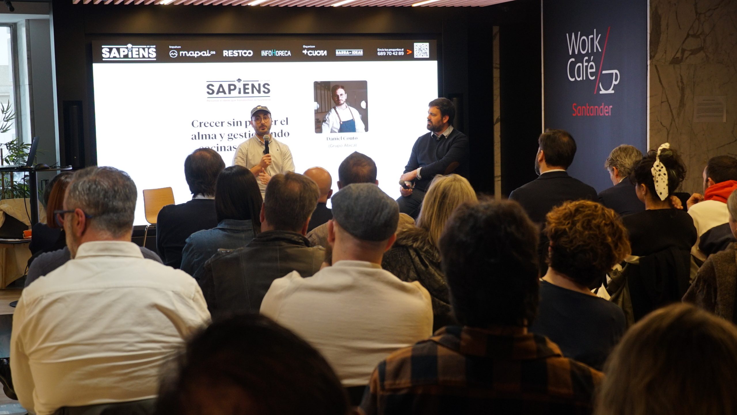 Personas sentadas atenta a la ponencia en Sapiens on Road