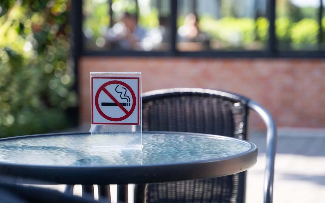 Cómo abordar la prohibición del uso de tabaco y vapeadores en las terrazas de hostelería