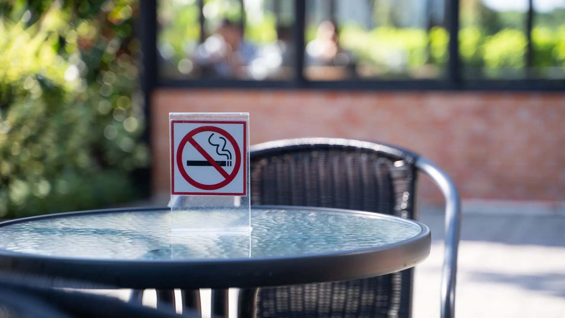 Cómo abordar la prohibición del uso de tabaco y vapeadores en las terrazas de hostelería